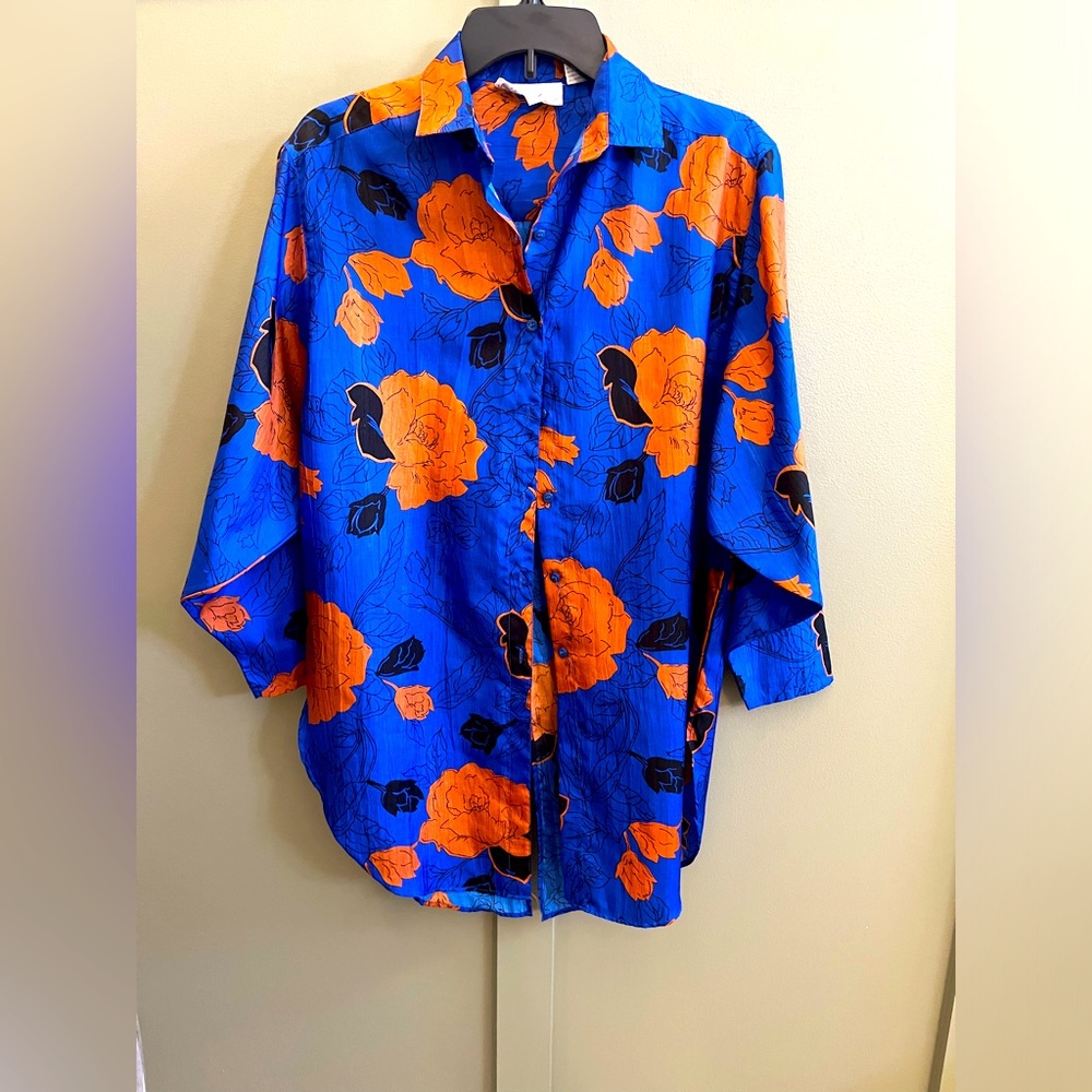 Shapely top. Size small. Barely worn vintage top